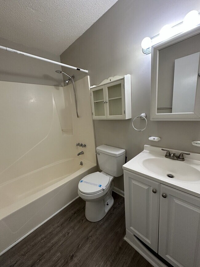 Foto del edificio - Nice 2 Bedroom, 2 Bath Duplex-116 Pine Crest Drive