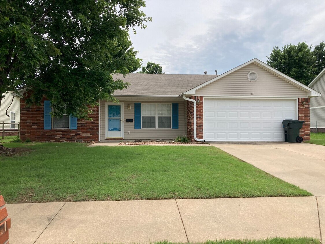 Foto principal - Nice Claremore 3/2/2 Home in Greenbrier Ad...