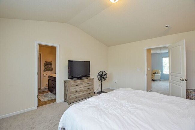 Foto del edificio - 3-bedroom home near the Airport.