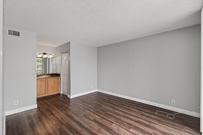 Building Photo - 708 Executive Center Dr