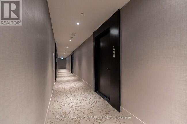 Building Photo - 270 Dufferin St