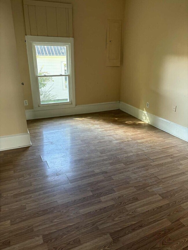 Building Photo - Cozy City Home!