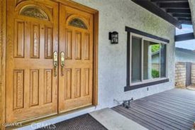 Foto del edificio - Tucked away on a quiet cul-de-sac in desirable Newbury Park 5+3 home