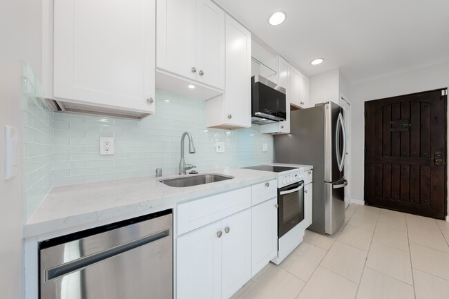 2021 remodeled kitchen with all new appliances - 2852 Redwood St