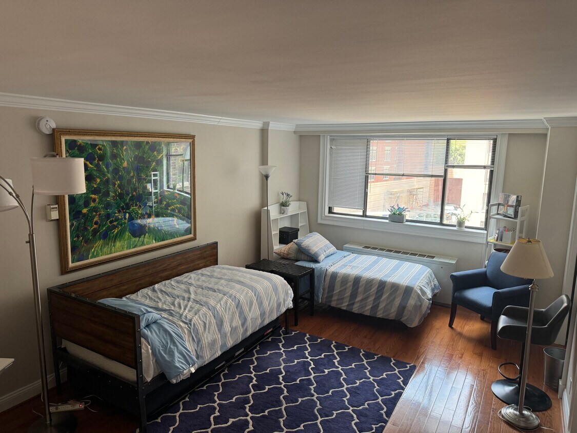 Living area in 10 story building - 1420 N St NW