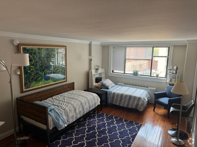 Living area in 10 story building - 1420 N St NW
