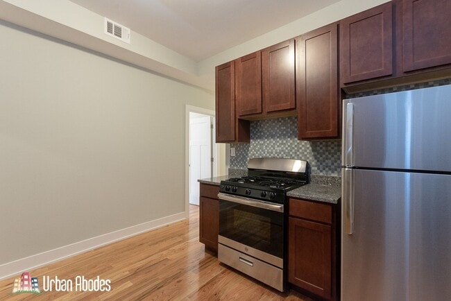 Building Photo - 644 W Oakdale Ave