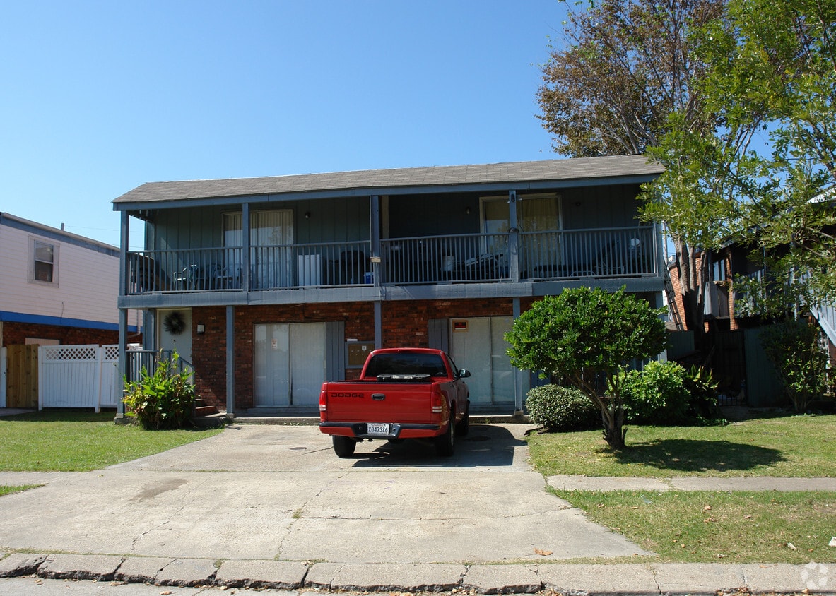 Building Photo - 3601 Martinique Ave