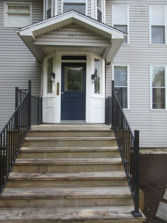 Building Photo - 307 W Columbia Ave