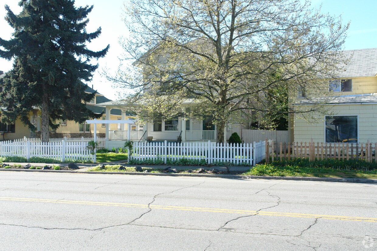 Building Photo - 1123 W Maxwell Ave