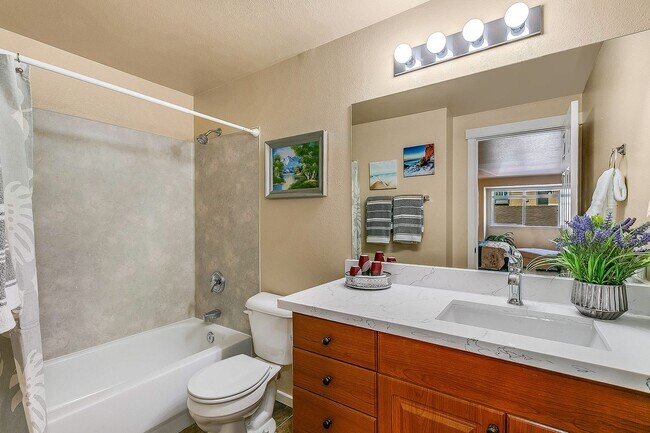 Foto del edificio - Beautiful Top Floor 2 Bed 2 Bath Condo in Factoria