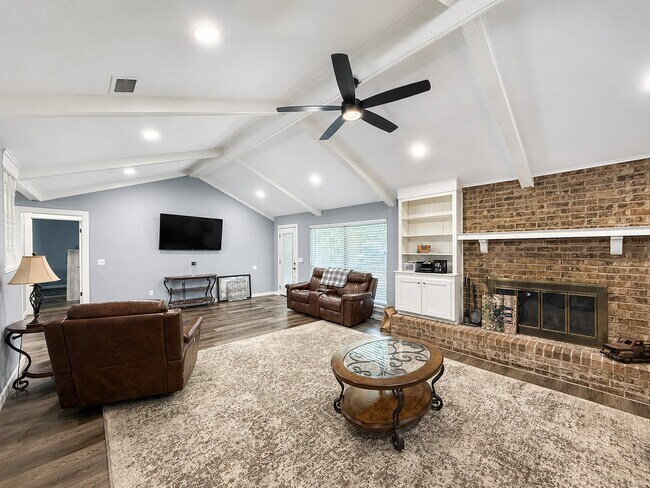 Foto del edificio - 310 Spring Lake Dr