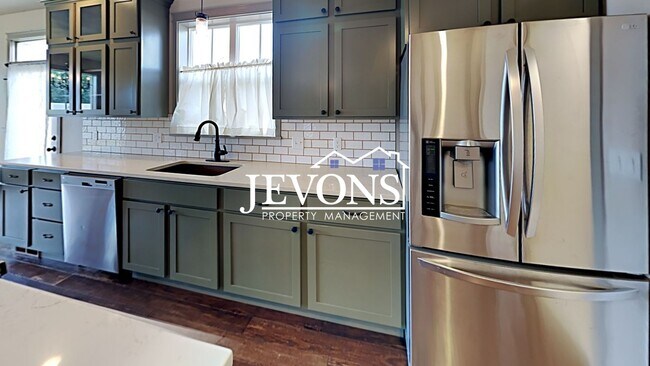 Foto del edificio - Spacious home with fully equipped kitchen and 2-car garage near Stewart Park