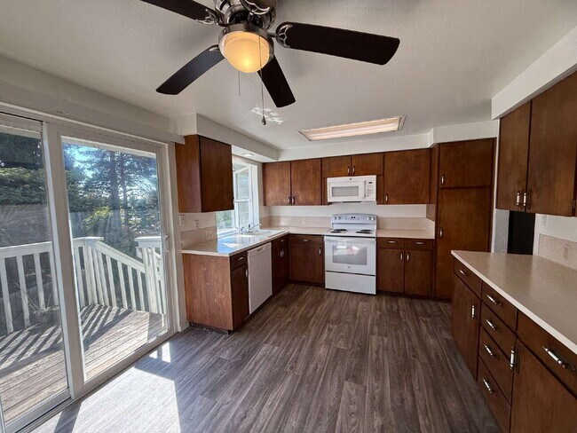 Building Photo - Spacious Home on Corner Lot Available!