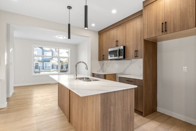 Photo du bâtiment - 13206-13112 112 Ave NW