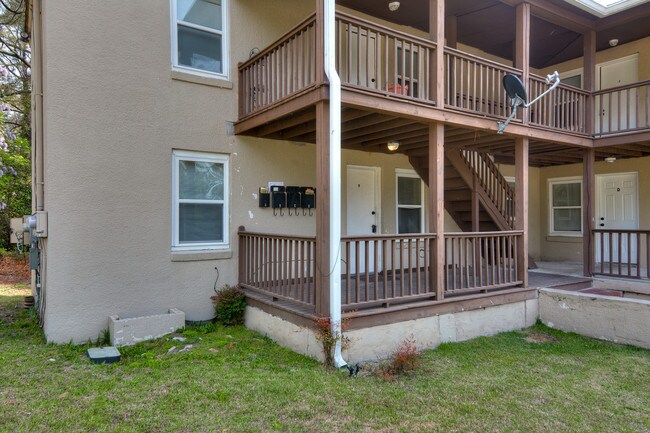 Foto del edificio - 1648 Wycliffe St