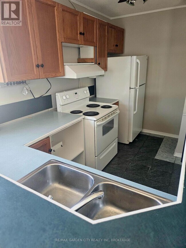 Photo du bâtiment - 215 Roberts Rd