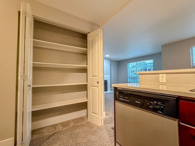 Building Photo - Gorgeous 2bd/2bth Lower Queen Anne Condo, $2,800/mo.