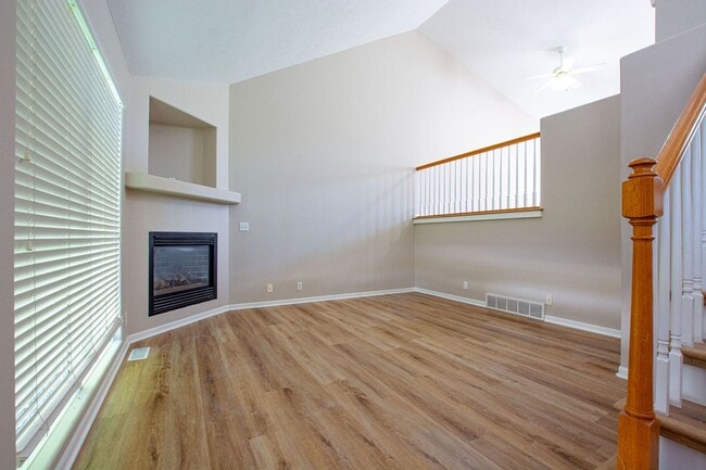 Building Photo - 3 Bedroom / 2 Bath Tri-Level Home Located ...