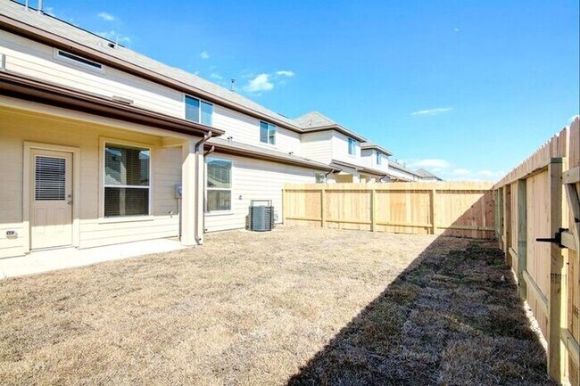 Foto del edificio - 12238 Roy Mix Bohn Lane