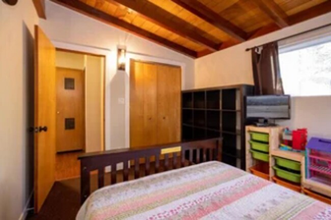 Building Photo - Warm and inviting