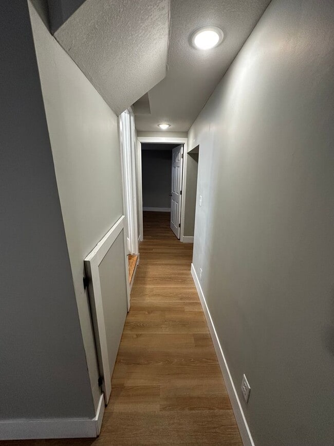 Building Photo - Recently Remodeled 3 Bed 2 Bath with Additional Finished Room