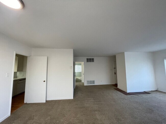 Foto del edificio - SPACIOUS AND BEAUTIFUL 2BD/1BA AVAILABLE F...