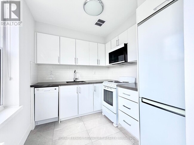 Building Photo - 1545 Bathurst St