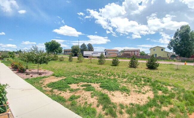 Building Photo - Spacious End Unit - The Townhomes at Bradl...