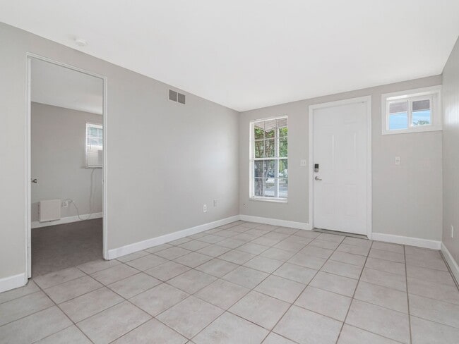 Building Photo - Move-In Ready 1BR/1BA Duplex in Brandon, FL — $1,295/Month, Across from Brandon Mall