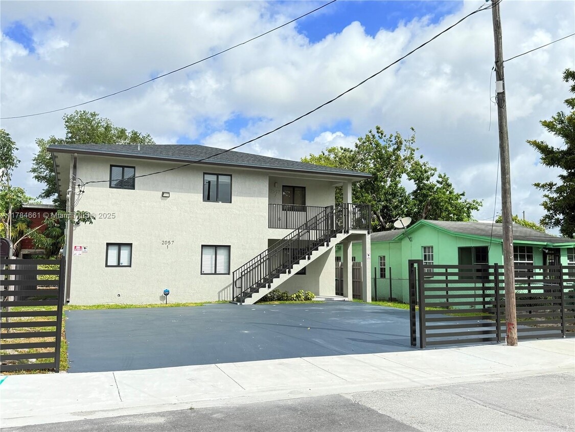 Primary Photo - 2057 Washington Ave