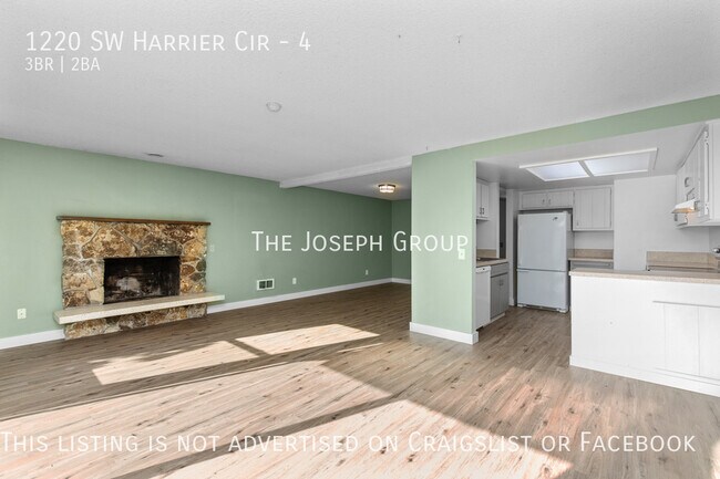 Building Photo - Remarkable 3BD/2BA End Unit in Oak Harbor!