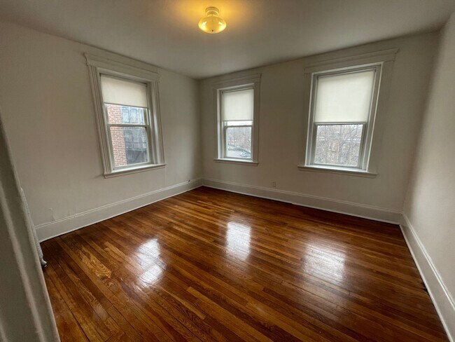 Foto del edificio - Avilable 8/1 - No Fee! Sunny 1BR near Gree...