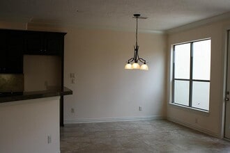 Building Photo - 2046 Palm Forest Ln