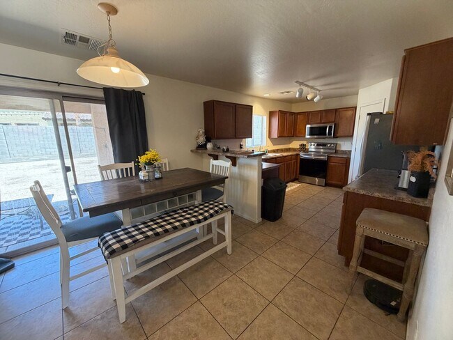 Building Photo - Large backyard and spacious home