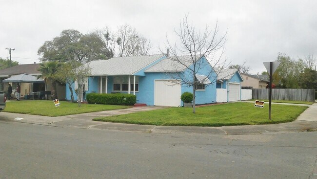 Building Photo - 3 BEDROOM HOME! APPLY NOW!!