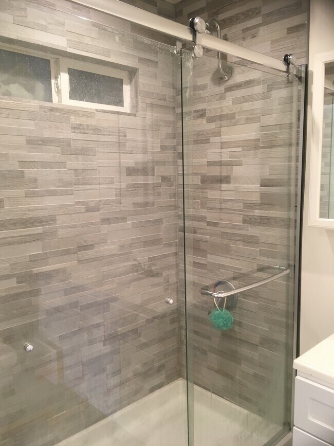 Beautiful new enclosed shower - 6057 Wilkinson Ave