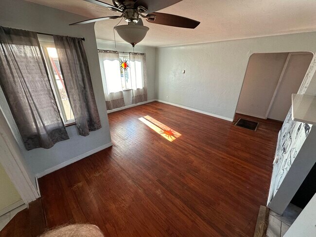 Living room - 333 Cutler Ave NE