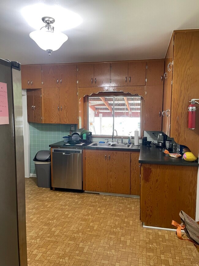 Kitchen - 318 Peterson St