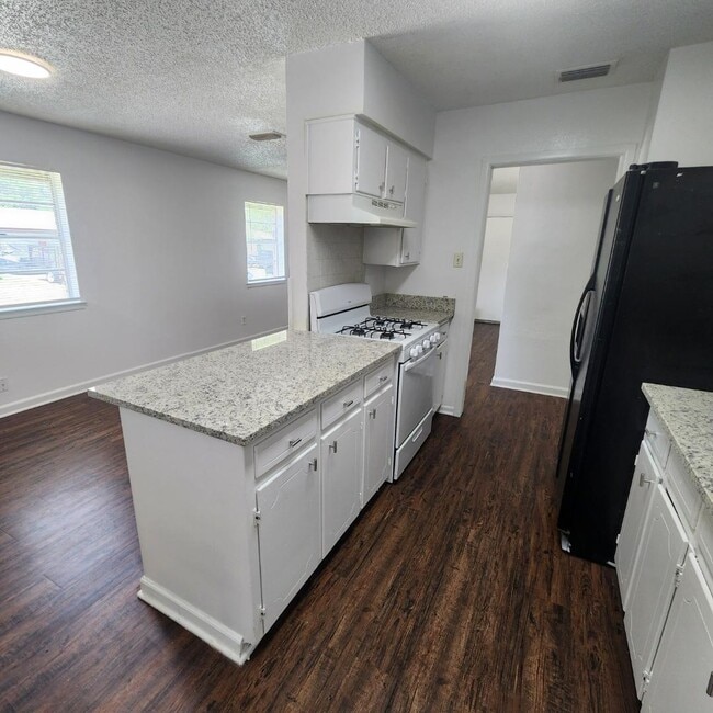 Building Photo - 2417 Lakeshore Dr