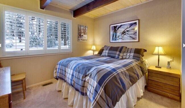 Foto del edificio - The Rockwell Cabin....Stream and bridge in...