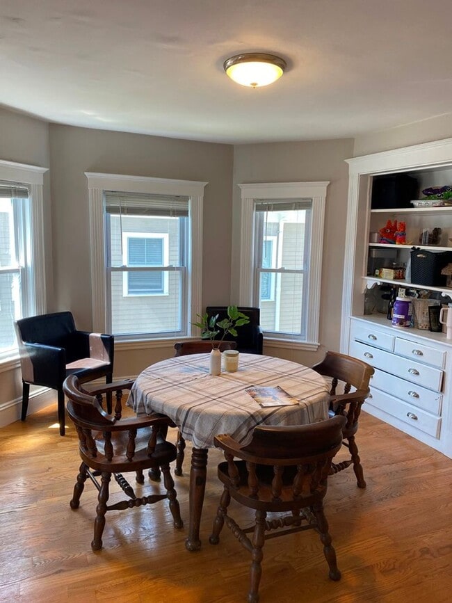 Foto del edificio - Brighton 4 Bed – 1,800 Sq Ft – W/D in Unit – Garage Parking – No Fee – 9/1