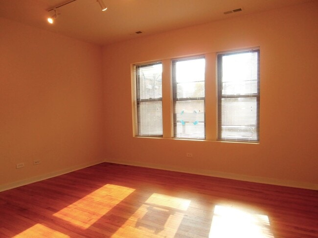 Foto del edificio - 2450 W Albion Ave