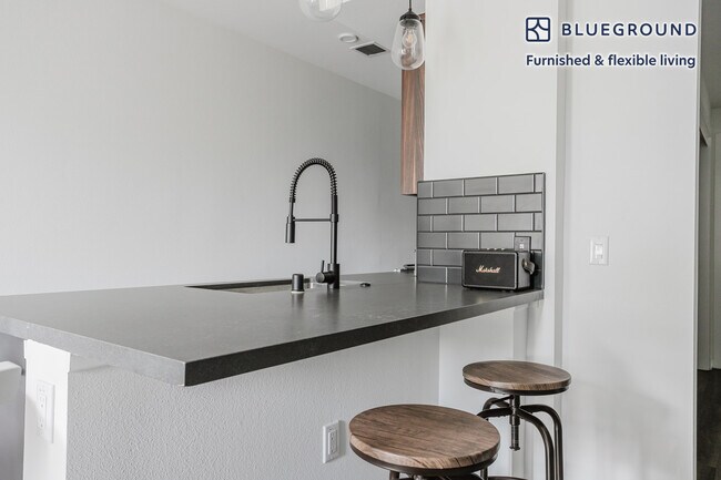 Foto del edificio - 201 The Promenade N