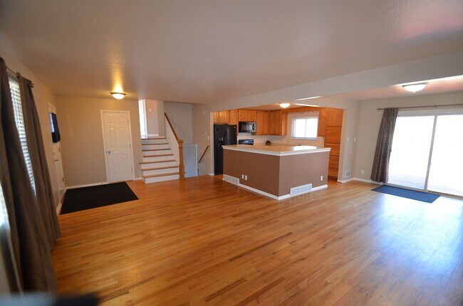 Foto del edificio - 4 bedroom home in Northglenn.  Newer paint with a large floor plan, wood floors & large deck for ...