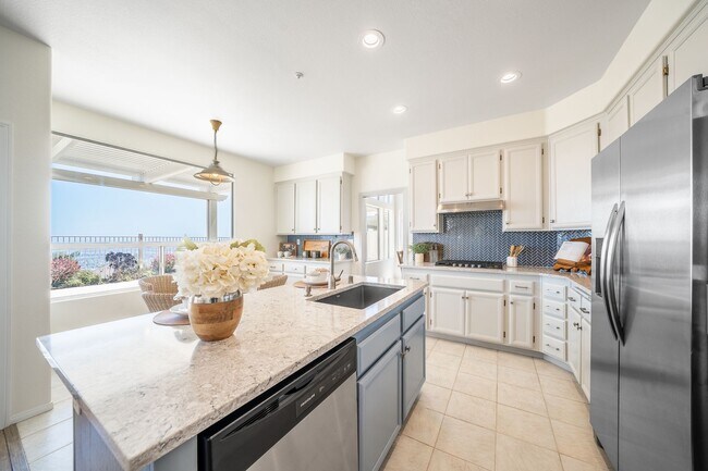Building Photo - 4 Bedroom View Home in Emerald Heights | 3-Car Garage | Guard Gated Community