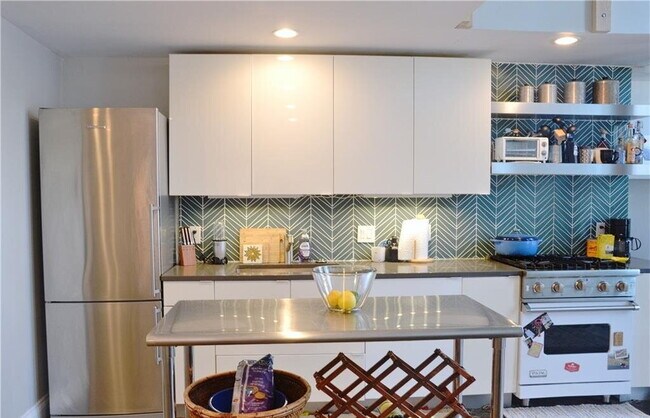 Foto del edificio - Bright & Spacious Unit with Natural Light