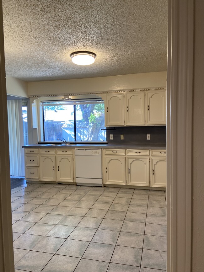 Building Photo - 2129 Poppy Ln