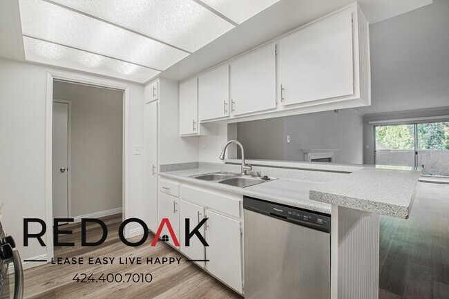 Building Photo - 13131 Moorpark St