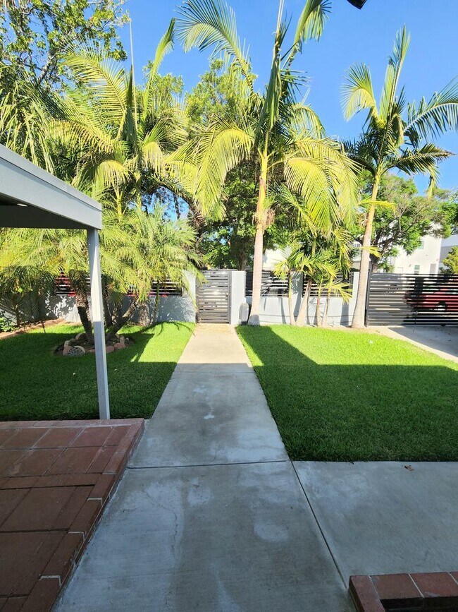 Building Photo - Spacious North Hollywood Home with Guest S...